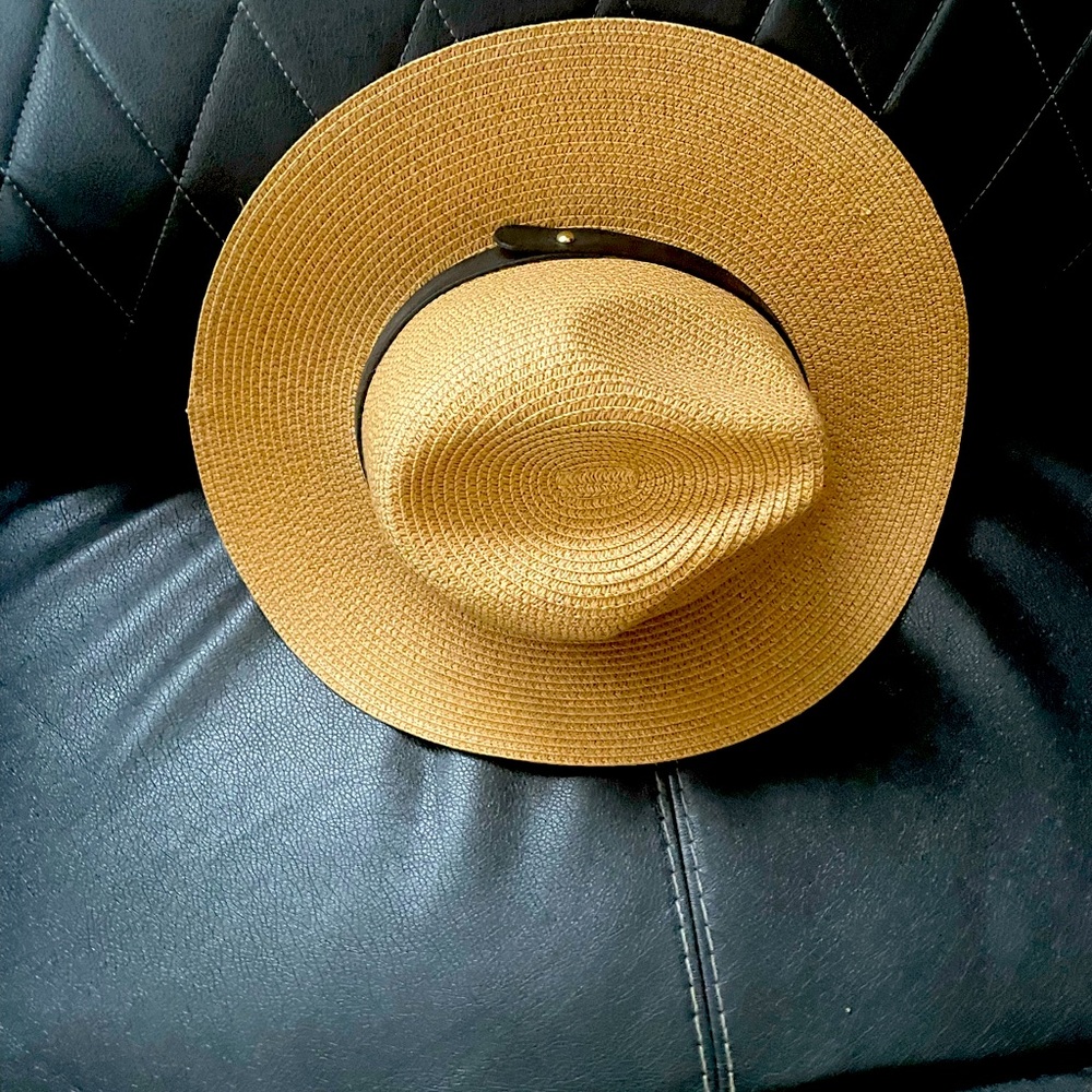 Wheat colored fedora, with chocolate brown accents.never worn.